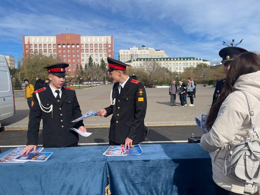 ​Свыше 700 школьников Читы и Читинского округа посетили профориентационную встречу «Защита Отечества – дело каждого»